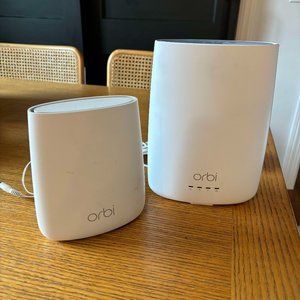 Netgear Orbi Cable Router CBR40 With Add-On Satellite RBS20 WiFi Mesh White